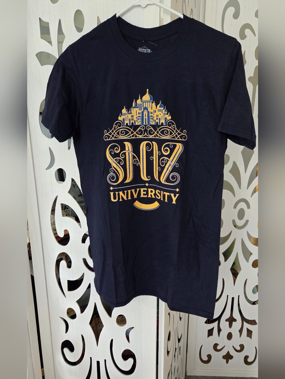 Wicked Movie Shiz University Graphic T Shirt Navy Gold Adult Sm  Universal Nwot